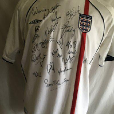 England 2002 Signed Football Shirt: Unused original shirt from 2001 - 2003 signed by 19 players including Gareth Southgate Rio Ferdinand Steve Gerrard Michael Carrick Steve McManaman and David Beckham. Couple of small marks to sleeve.