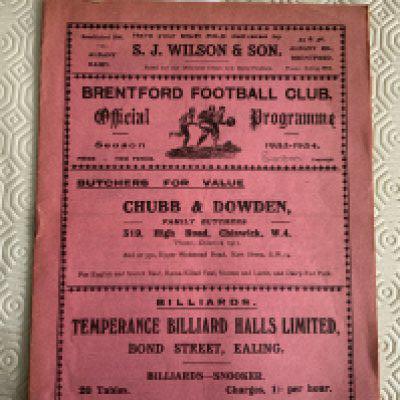 33/34 Brentford v Bolton Football Programme: Good condition League match with no team changes. Tear to bottom of back page.
