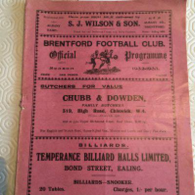32/33 Brentford v Torquay United Football Programme: Good condition league match with no team changes. Tiny tear on staple.