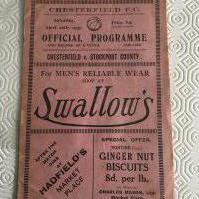 1929 - 1930 Chesterfield v Stockport County Football Programmes: Fair/good condition league match with no team changes. Light fold.