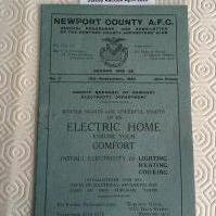 32/33 Newport County v Bristol City Football Programme: Excellent condition league programme with no team changes.