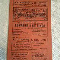 32/33 Gillingham v Swindon Town Football Programme: 3rd division programme in very good condition with team changes. The word Swindon Town written to cover.