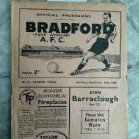 1933 - 1934 Bradford Park Avenue v Grimsby Town Football Programme: Good condition with no team changes. Small repair to back corner.