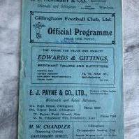 1928 - 1929 Gillingham v Walsall Football Programme: Very good condition with team changes and Walsall written to cover.