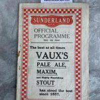 1931 - 1932 Sunderland v Middlesbrough Football Programme: Good condition with no team changes. Rusty staple holding firm.