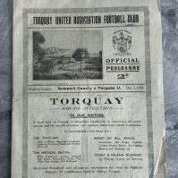 1932 - 1933 Torquay United v Newport County Football Programme: Very good condition with no team changes. Couple of folds.