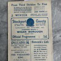 1930 - 1931 Stockport County v Wigan Borough Football Programme: Excellent condition with no team changes. Rusty staple holding firm.