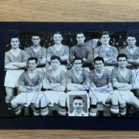 1957 Manchester United Fully Signed Busby Babes Football Picture: Magazine picture signed by 11 players of which 7 sadly died in the Munich air disaster.