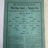 39/40 West Ham v Norwich City Football Programme: Good condition league match with no team changes. Score written and folding. Dated 25 12 1939.
