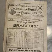 33/34 West Ham v Bradford Football Programme: Good condition division 2 programme with no team changes. Tiniest tear to border of back page.