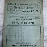 1927/1928 West Ham v Sunderland Football Programme: Good condition 1st home match of the season. Tiniest nick out of bottom left corner, folding, score and scorers noted inside. No team changes.