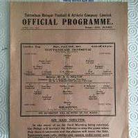 40/41 Tottenham v Reading Football Programme: Good condition single sheet London Cup match with no team changes. Light creasing.