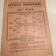 39/40 Tottenham v Norwich City Football Programme: Excellent condition single sheet league match with no team changes. Dated 27 5 1940.