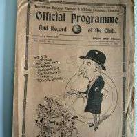 31/32 Tottenham v Plymouth Argyle Football Programme: Fair condition league match with no team changes. Creasing and a bit tatty to one edge.