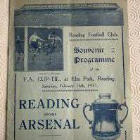 34/35 Reading v Arsenal FA Cup Football Programme: Very good condition with no team changes. Very good with light fold. C/W separate paper cutting.