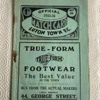33/34 Luton Town v Arsenal FA Cup Football Programme: Fair/good condition with no team changes. Rust marks. Tribute to Herbert Chapman who had just died.