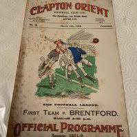 31/32 Clapton Orient v Brentford Football Programme: Poor condition league match with no team changes. Rusty staples and completely split spine. Heavy foxing.