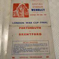 1942 War Cup Final Portsmouth v Brentford Football Programme: Four pager played at Wembley in poor condition with splitting to heavy fold, tear and tiny piece missing to border.