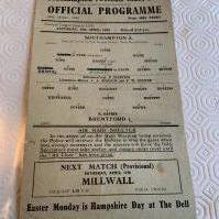 42/43 Southampton v Brentford Football Programme: Fair/good condition cup match with team changes and score. Single sheet is dated 10 4 1943. Creasing.