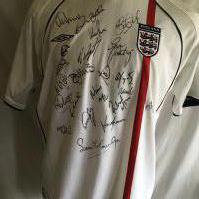 England 2002 Signed Football Shirt: Unused original shirt from 2001 - 2003 signed by 19 players including Gareth Southgate Rio Ferdinand Steve Gerrard Michael Carrick Steve McManaman and David Beckham. Couple of small marks to sleeve.