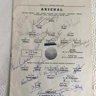 53/54 Arsenal v Liverpool Signed Football Programme: Signed to team page by 10 players from each team.