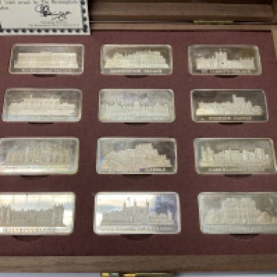 A cased set of 12 hallmarked silver Birmingham mint Royal palace ingots each weighing 31.5g (B)