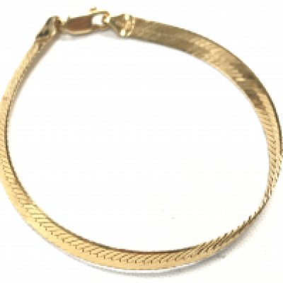 A 9ct gold bracelet, 3.73g total weight. 18cm long. Postage category A