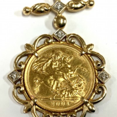 Elizabeth II 2001 Half Sovereign, with a 9ct gold diamond set mount and chain. Total weight 10.53g (A)