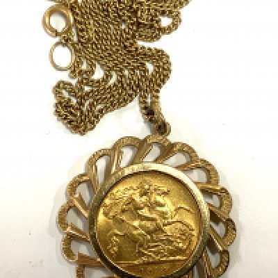 George V, 1912 half sovereign, with 9ct gold mount and chain (11.68g), A.