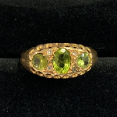 1 n Edwardian 18ct gold peridot and diamond set ring, R.5 (A)