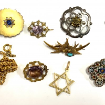 A small collection of vintage silver and yellow metal brooches etc. (A)