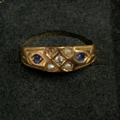 An Edwardian 15ct gold sapphire, Diamond and seed pearl ring, Size N (A)