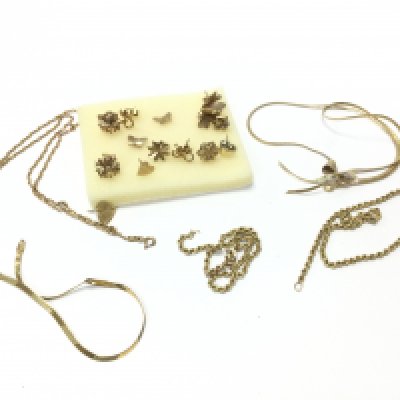 A mixed collection of 9ct gold jewellery, total weight 17.6g. Postage category A