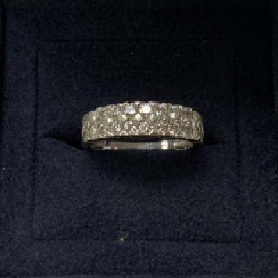 18ct white gold half eternity ring set with 22 diamonds, L.5 (A)