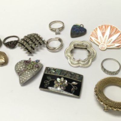A small collection of brooches including a 9ct back and front pendant, some silver. Postage category A