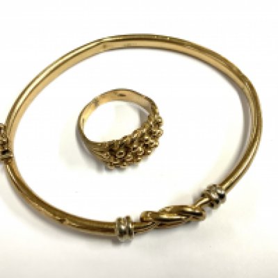 A 9ct gold bangle with woven knot design together with a 9ct gold keeper ring, Size O (total weight 12.99g)