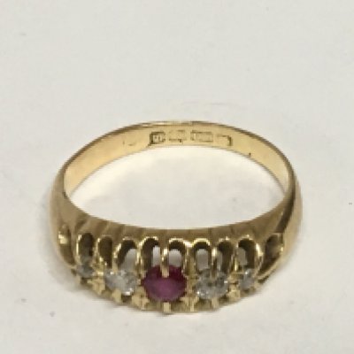 An 18carat gold ring set with ruby and diamonds weight 4g