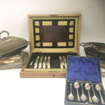 A cased set of silver spoons Sheffield hallmarks a part set of silver plated fruit knifes with mother of pearl handles and other silver plate.