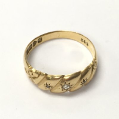 An 18ct gold ring set with small diamonds. Size Q 1/2 and 3.09g