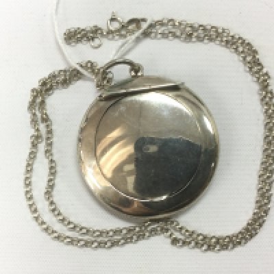 A silver locket / compact, Birmingham hallmarks. Shipping category A.