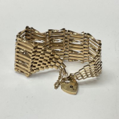 A large 9ct gold gate bracelet, approx weight 17. 96 grams.