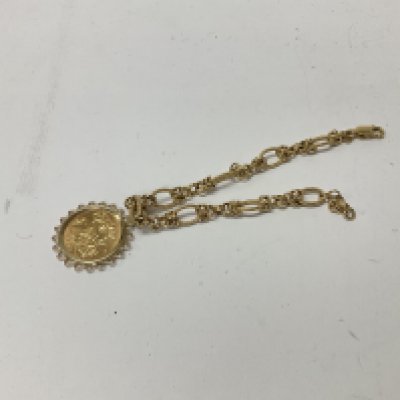 A half sovereign pendant on a 9ct gold bracelet. Approx weight 8.5 grams.