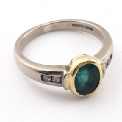 An 18k ring set with central emerald. Size N and 5.53gPostage A