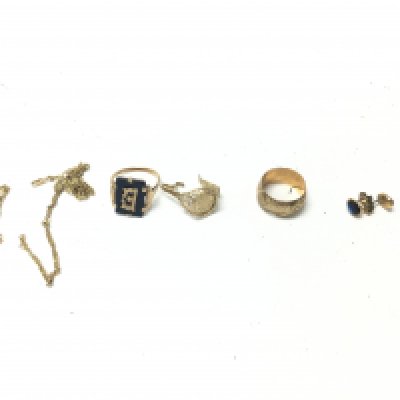 A collect of assorted jewellery including 13.22g of 9ct gold. Postage B