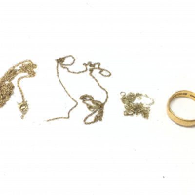 2.75g of 9ct gold chains (a/f) and a 22ct gold cut band 4.30g Postage A