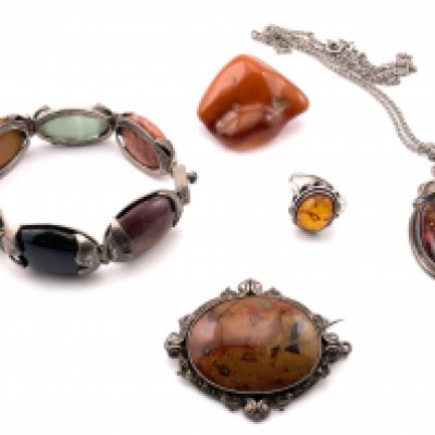A small collection of polished stone and amber silver mounted jewellery. (A)