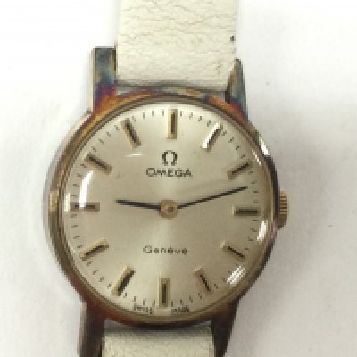 A vintage ladies Omega Geneve manual wind watch. Winds and runs comes with omega box. Postage B
