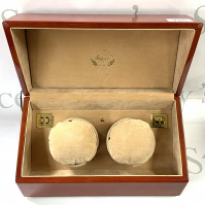 A double automatic watch winding box (1 side faulty). (D)