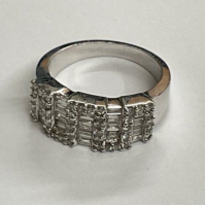 18ct white gold baguette round diamond. 1.30ct, 7g. Ring size approx M. Postage category A.