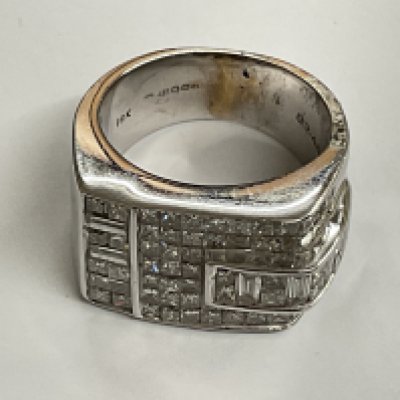 18ct white gold diamond ring. 17.5g, approx ring size O, 2.50ct. Postage category A.